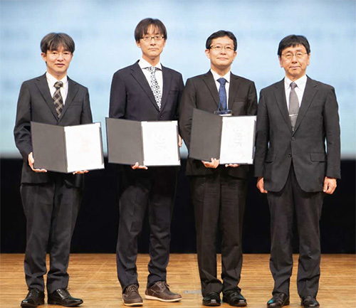 左から山崎先生、藤本先生、鈴木先生、武地選考委員長